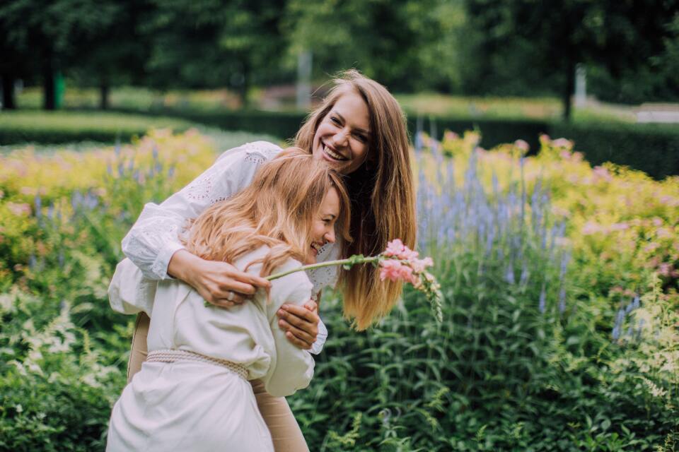 Ona sıkı sarılın! Bugün Dünya Dostluk Günü Ona sıkı sarılın! Bugün Dünya Dostluk Günü