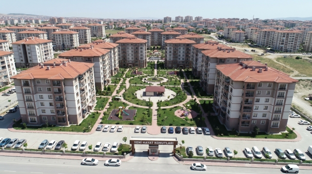      Avrupa’da konut sahipliği oranı görece düşük olmasına rağmen sistem dengede kalabiliyor. Bunun nedeni güçlü ve kurumsallaşmış kiralama yapısı.