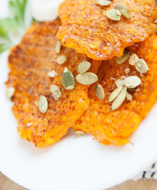 Balkabaklı mücveri de diğer mücver çeşitleri gibi fırında pişirerek daha hafif bir çeşidini yapabilirsiniz.