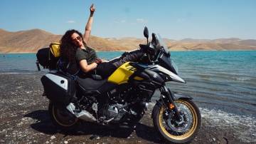 The woman monitoring the world through rear-view mirror: Asil Özbay