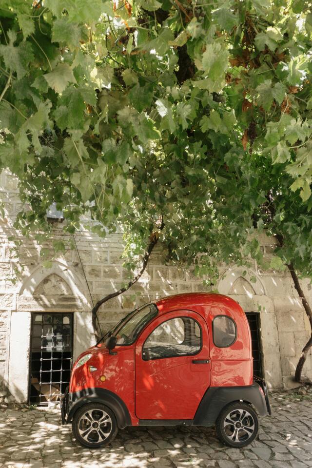 Elektrikli araçların yükselişi geçici bir trend olmanın ötesinde. Benzin fiyatları arttıkça bu yapısal dönüşüm hızlanıyor, altyapı geliştikçe de kalıcı hale geliyor.