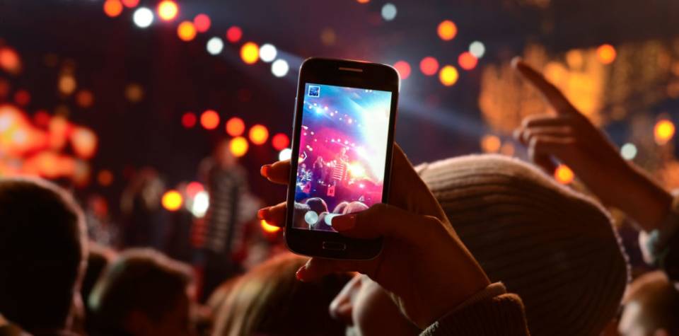 Neden anı yaşamak yerine anı yakalama peşindeyiz?