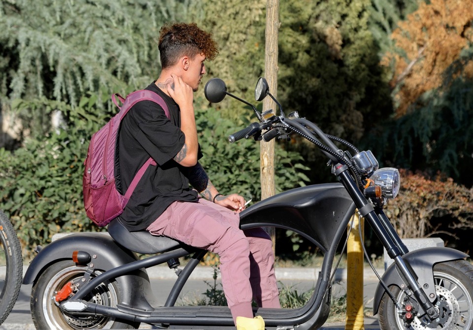Elektrikli motosikletlerde çevre dostu teknolojiler ve yeni modeller Elektrikli motosikletlerde çevre dostu teknolojiler ve yeni modeller