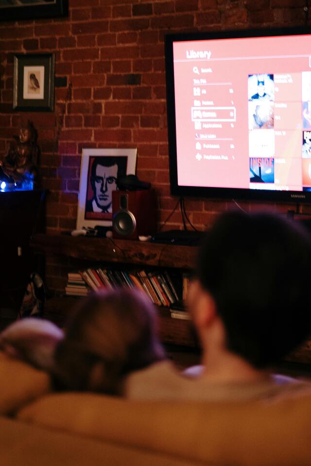 Sonbahar akşamları rahatlatıcı ve neşeli filmler izlemek, pozitif bir ruh haline katkı sağlayabilir.