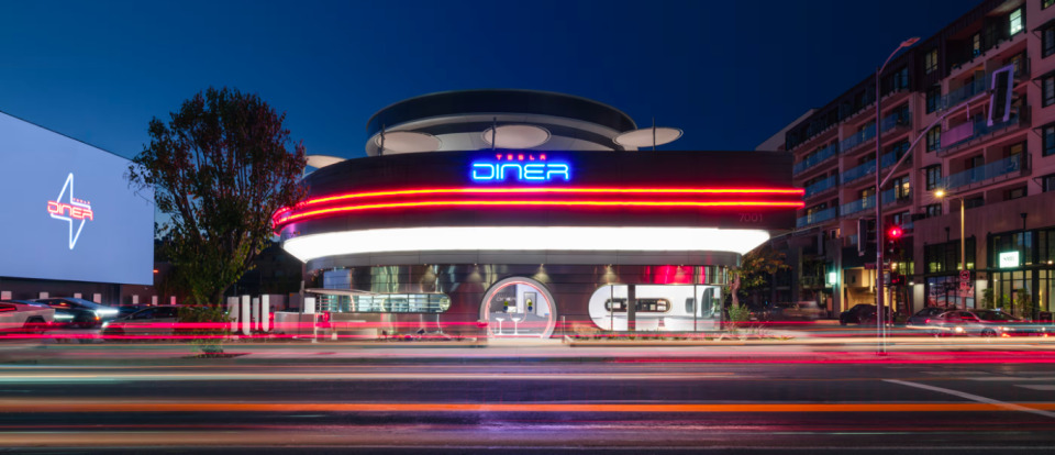 Tesla’nın kompeksi Tesla Dinner açıldı Tesla’nın kompeksi Tesla Dinner açıldı