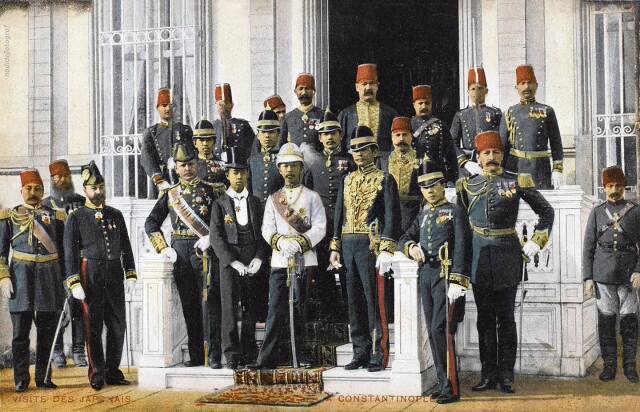 Sultan İkinci Abdülhamid, Ertuğrul Fırkateyni’ni 1887’de İstanbul’u ziyaret eden Japon Prensi Komatsu’ya karşılık için Japonya’ya resmî bir heyetle gönderdi.