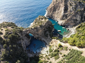 Görebileceğiniz En Güzel Yerlerden Biri; Delik Deniz Görebileceğiniz En Güzel Yerlerden Biri; Delik Deniz