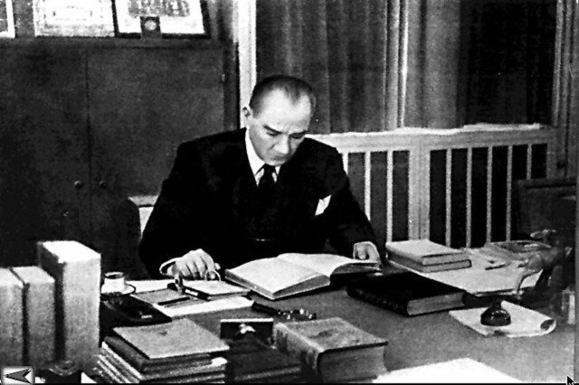  Cephede dahi okuduğu bilinen Mustafa Kemal Atatürk’ün özel kütüphanesinde bulunan ve bugün Anıtkabir Atatürk Özel Kitaplığı’nda korunan kitap sayısı 3 bin 997’dir.