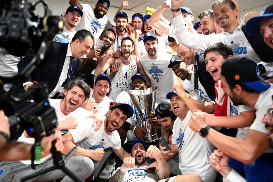 İki kupalı büyük şampiyon: Anadolu Efes  İki kupalı büyük şampiyon: Anadolu Efes