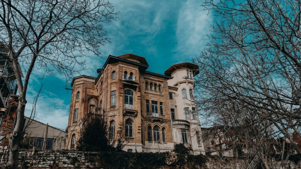 Tarihe direnen yapı: Bulgur Palas  