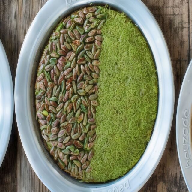 Beyzade Karaköy, baklava ve diğer yöresel seçenekleriyle güçlü bir tatlı vitrini sunuyor.