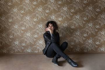 Gündüz işte gece sahnedeler