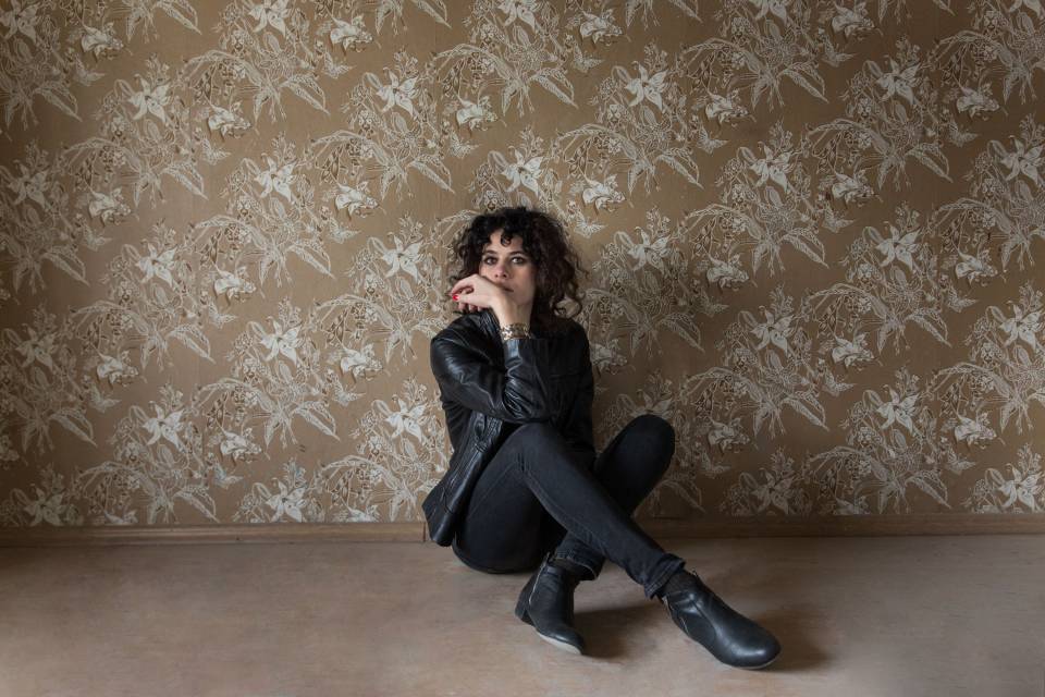 Gündüz işte gece sahnedeler