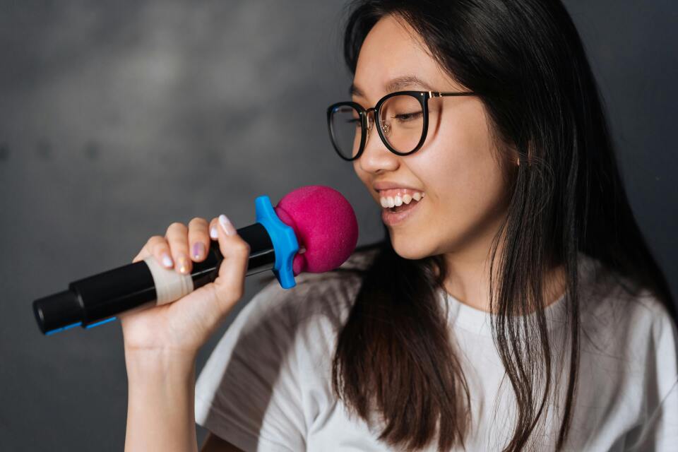 Karaoke 2.0: Sesinizi bir yıldız gibi parlatan teknoloji Karaoke 2.0: Sesinizi bir yıldız gibi parlatan teknoloji