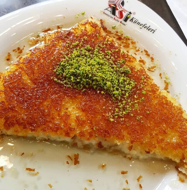 Kapalıçarşı–Eminönü hattında alışveriş sonrası Hatay Asi Künefeleri’nde tatlı molası verilebilir.