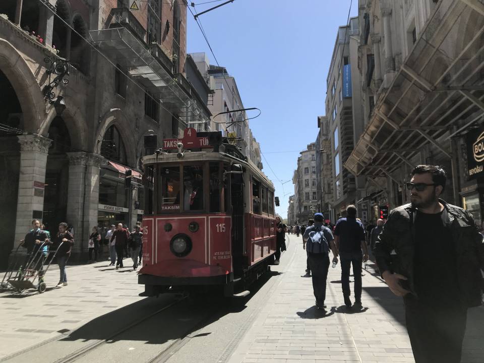 İstiklal Caddesi’ne renk katan sokak müzisyenleri