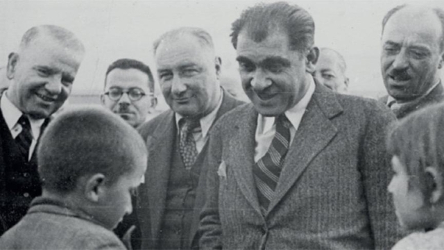  Milli Eğitim Bakanlığı da yapan eğitimci kimliğiyle öne çıkan Hasan Ali Yücel: “Bir öğretmen yalnızca öğrencisini değil, ülkenin kaderini eğitir” demiştir.