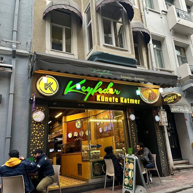 Keyfeder, incecik tel kadayıfın çıtırlığını sağlama, bol peynirin uzayan dokusu ve şerbetin dengesini kurma açısından başarılı.