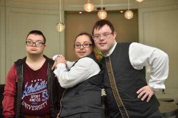 Bırakalım aramıza karışıp ayakta dursunlar! Bırakalım aramıza karışıp ayakta dursunlar!