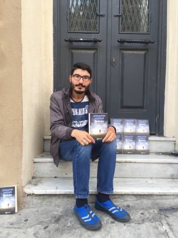 Yazdığı kitabı sokaklarda satıyor  Yazdığı kitabı sokaklarda satıyor