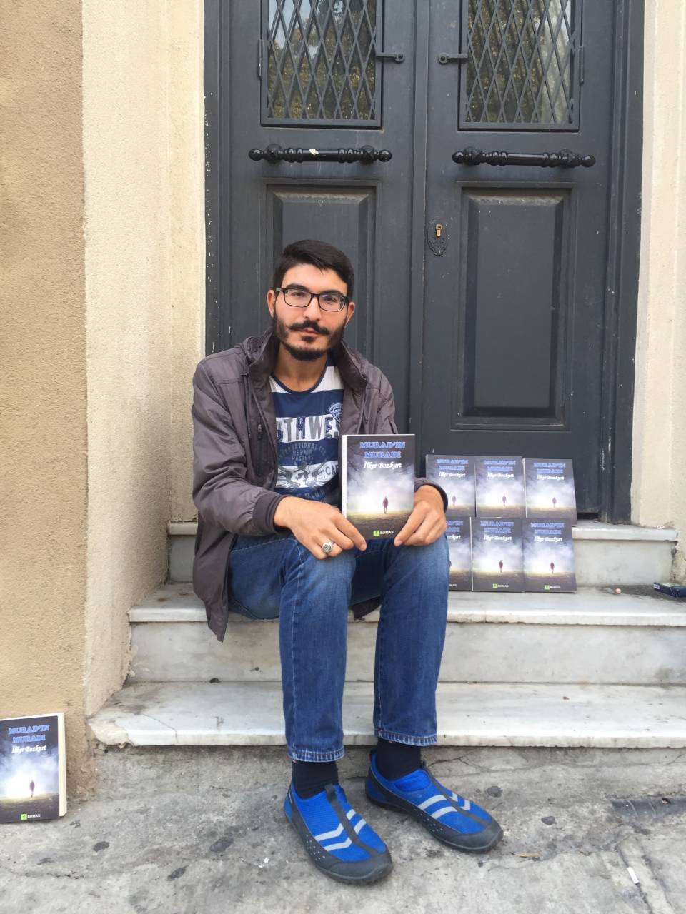 Yazdığı kitabı sokaklarda satıyor 