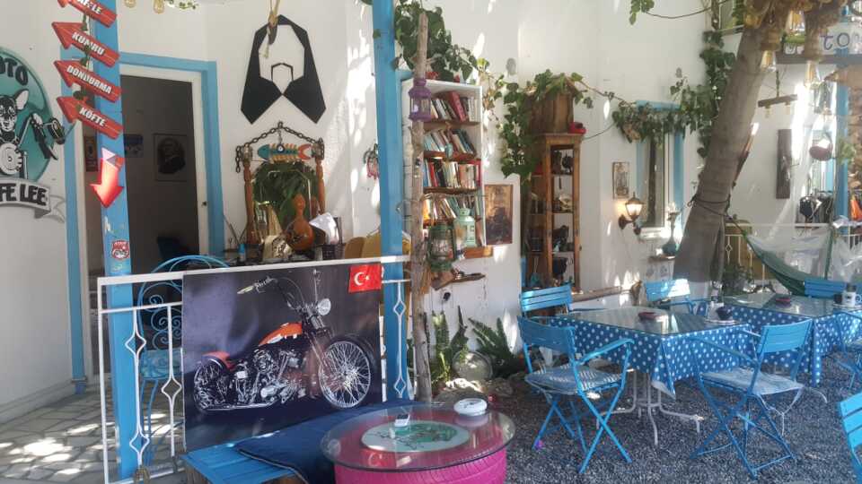 Modern çağın kervansarayı: Moto Cafe Lee Gezgin Evi Modern çağın kervansarayı: Moto Cafe Lee Gezgin Evi