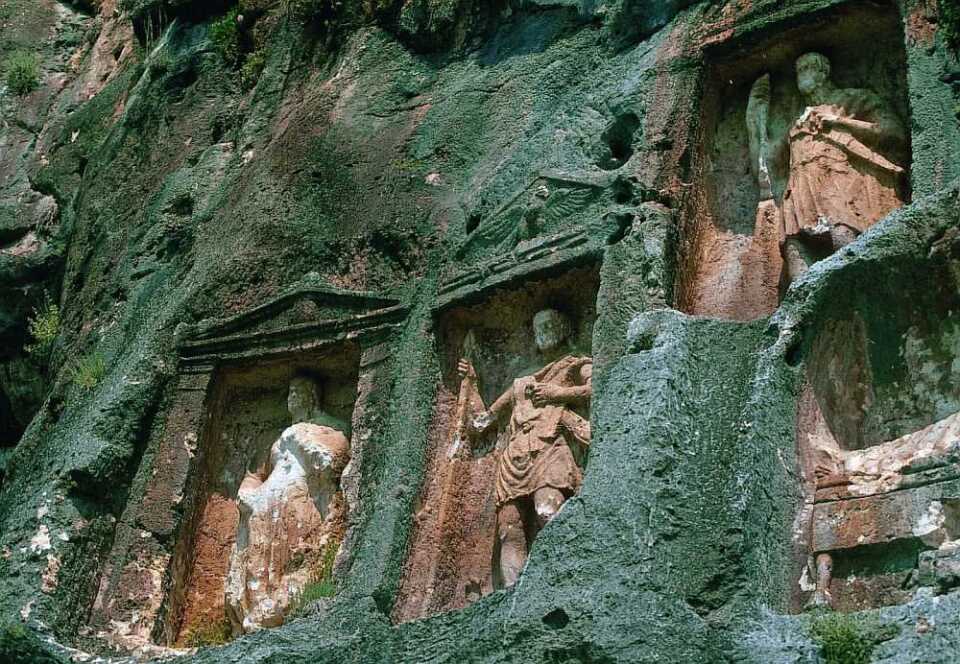 Şeytan Deresi Vadisi'nde Gizemli Figürler; Adamkayalar Şeytan Deresi Vadisi'nde Gizemli Figürler; Adamkayalar