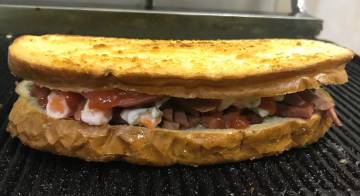 İki ekmek arasına sıkıştırılan lezzet