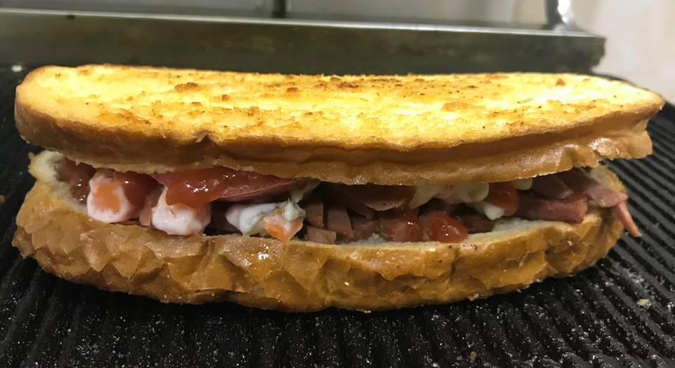 İki ekmek arasına sıkıştırılan lezzet