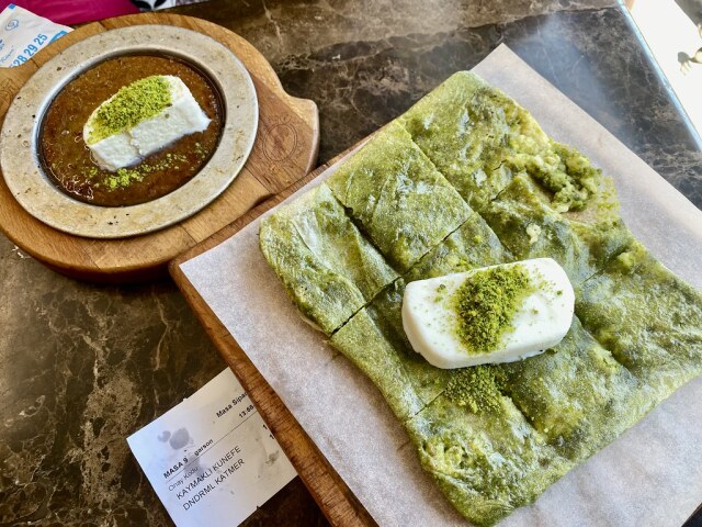 Çok sayıda çeşidin olduğu Tatlıcı Safa’da künefe ve katmer en çok tercih edilen lezzetler arasında.