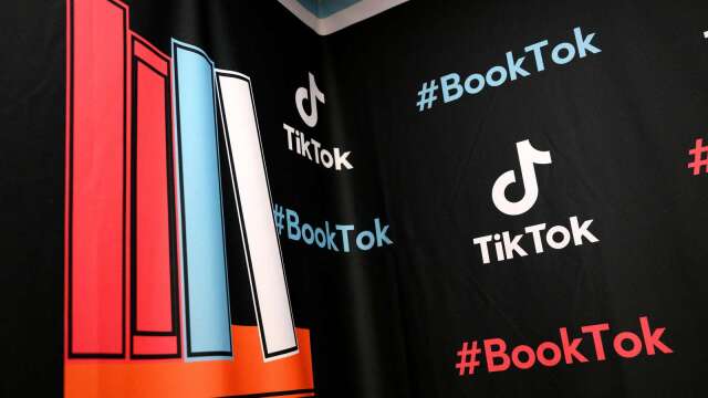 Türkiye'deki büyük ölçekli kitapevleri artık fiziksel mağazalarında "BookTok'ta Popüler Olanlar" masaları kurmaya başladı.