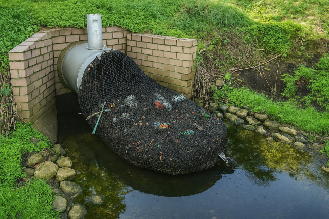 Gross Pollutant Trap (GPT) adı verilen ağ ve filtre sistemi.