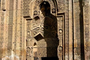 Kapılardaki Gölgelerin Sırrı; Divriği Ulu Camii