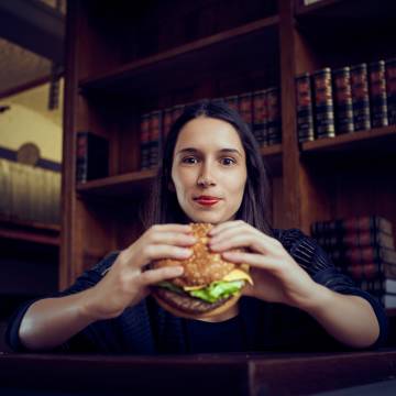 Kışın mutsuzluktan acıkıyoruz