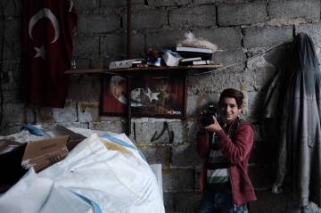 Kağıt toplayan çocuklara fotoğraf çekmeyi öğretiyor  