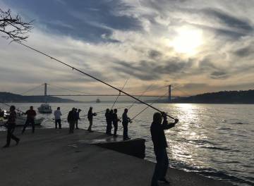 Olta balıkçılığıyla stresi yeniyorlar