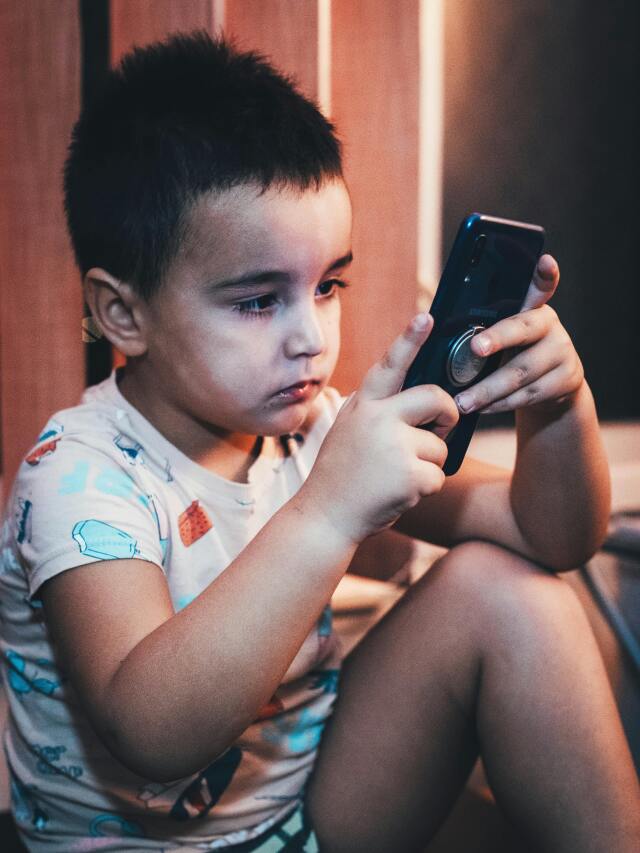 Evde kitap okumak yerine sürekli ekran kaydıran bir yetişkin varsa çocuğun ekranı "dünyanın en değerli bilgi ve eğlence kaynağı" olarak algılaması kaçınılmaz.