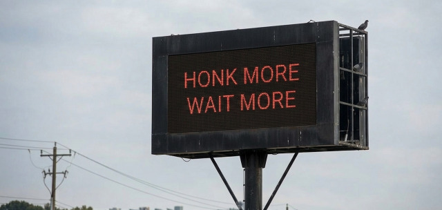 Çok korna çalana para cezası yerine bekleme cezası!